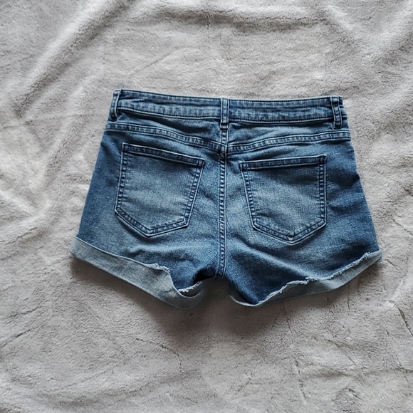 (A) H&M denim shorts size 4. - Picture 2 of 4